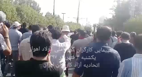 کارگر می میرد، ذلت نمی پذیرد: شعار کارگران گروه ملی فولاد اهواز  در ادامه اعتراضات در روزهای ۴ و ۵ شهریور ۹۷